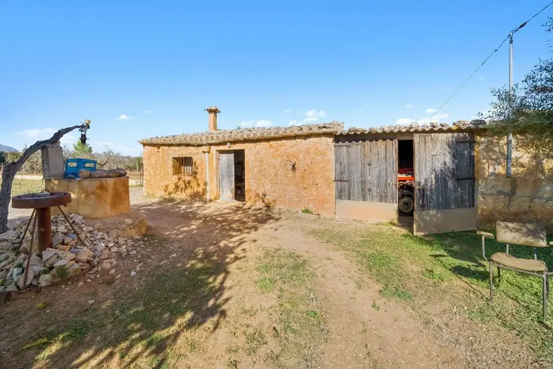 Finca of 24,823 m2 in Búger, currently with 337 m2 built, divided into 217 m2 of house with stables, a 60 m2 building, 147 m2 — photo 4
