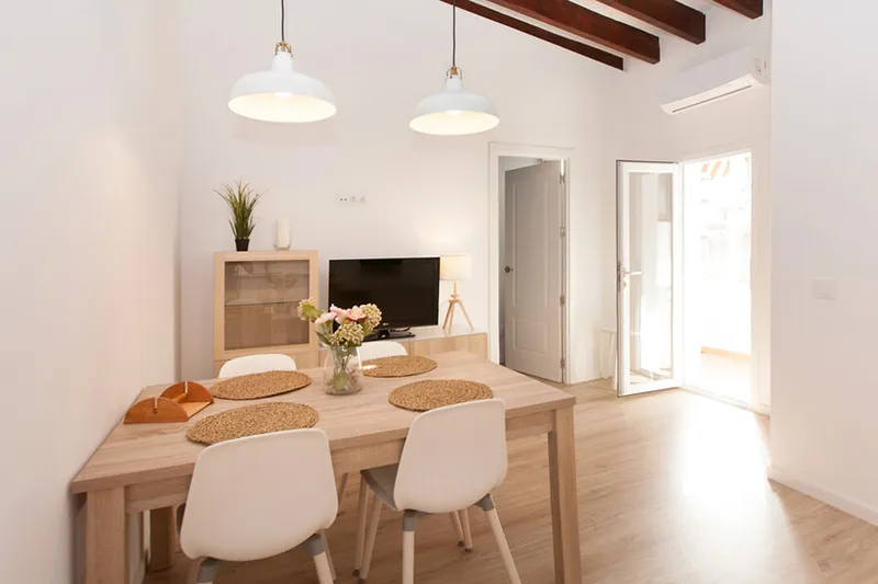 Lovely Renovated Two-Bedroom Penthouse next to the Market, with Nice Views and Outdoor Space — photo 3