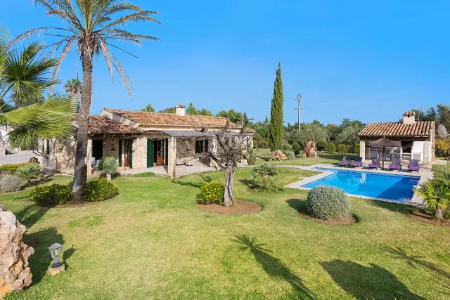 Stone-clad country house for sale between Alcudia and Pollensa, Mallorca — photo 1