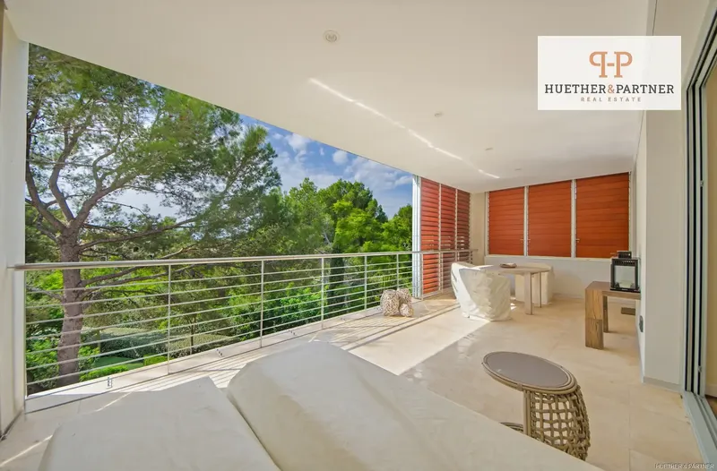This elegant penthouse is located on the second floor of an exclusive gated residential complex in the coveted area of Bendinat, a few steps from the sea. — photo 3