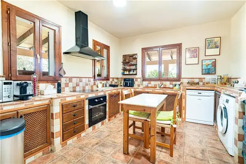 Rustic finca on plot of approx. 14,167 m², approx. 278 m² built, large living room with fireplace, dining room, furnished and equipped kitchen with office — photo 12