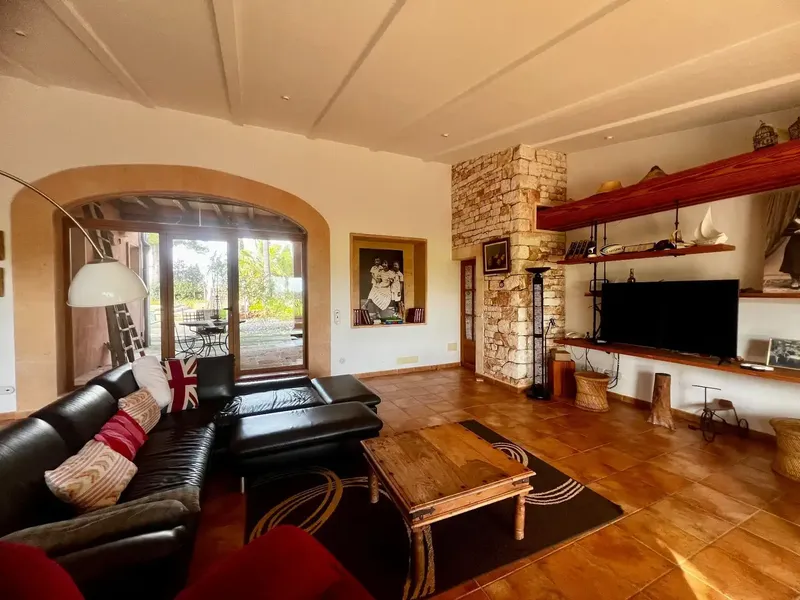 We present a unique opportunity to acquire a magnificent rustic estate of 86,000 m², located a few minutes from Sa Ràpita, in a — photo 10