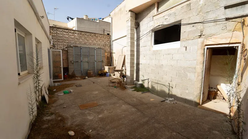 Corner house with garage and garden — photo 8