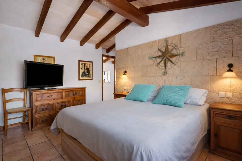 Investment villa with large plot and renovation potential in Nova Santa Ponsa — photo 8