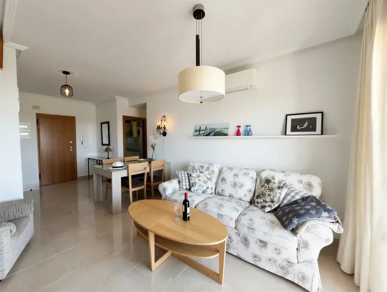 Located in the quiet and natural surroundings of Cales de Mallorca, this cozy penthouse offers a relaxed Mediterranean lifestyle with ample — photo 5