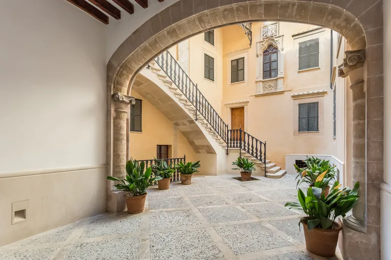 Duplex apartment in a stately building in Palma — photo 1