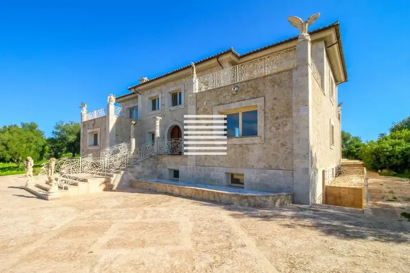 With over 16,000 m² of land and an elegant 608 m² residence, this property perfectly combines luxury, privacy and spectacular — photo 6