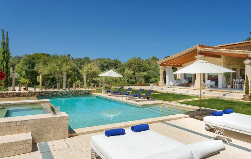 Luxury property with sw... — photo 3
