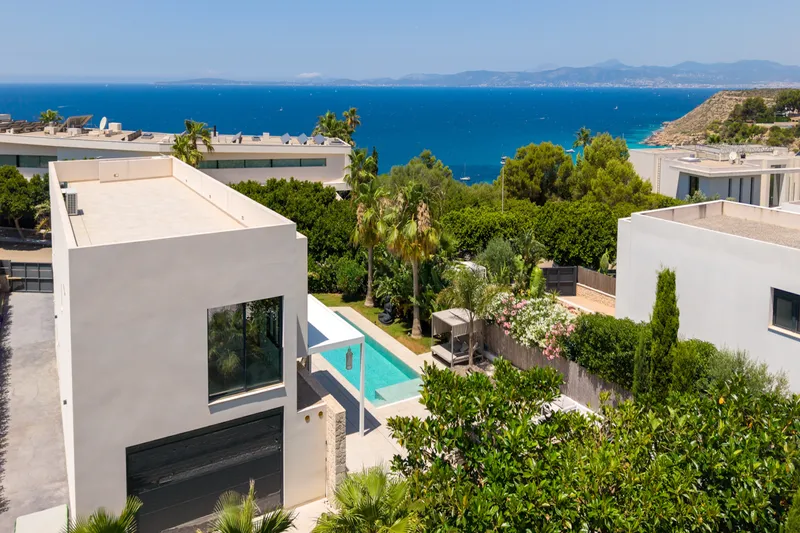 Luxury villa with sea views — photo 2