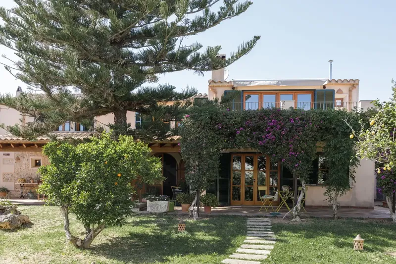 This genuine Mallorcan «finca» or country house on a large colorful plot in the heart of the village of Llubí is surrounded by a beautiful — photo 6