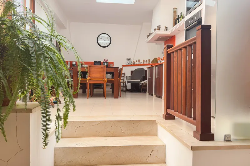 Investment property: multi-family house with versatile uses and expansion potential — photo 6
