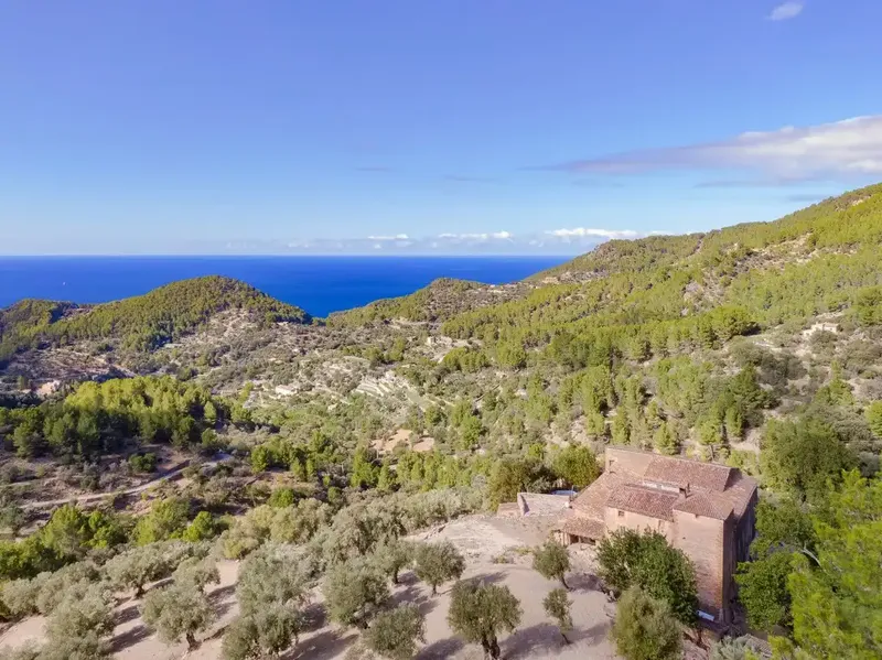 The impressive finca, for sale in Estellencs, occupies a privileged and elevated position within the Serra de Tramuntana. It occupies a huge — photo 3