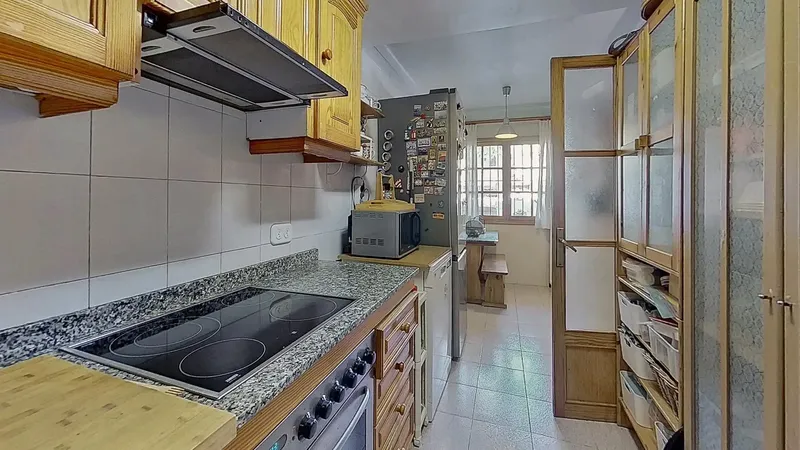 In Secar de la Real, one of the quietest residential areas in the north of Palma, is this townhouse built in 1990, distributed — photo 9