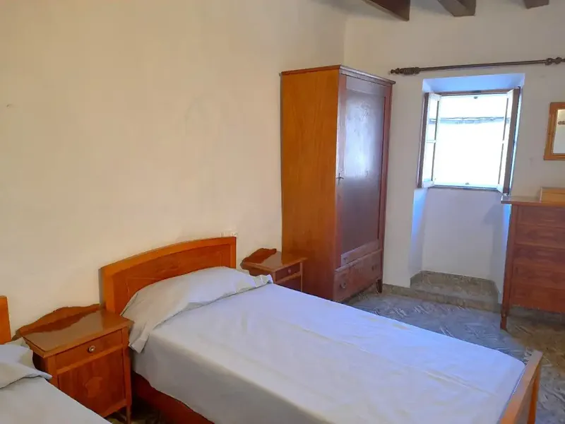 Located on a quiet street, just 5 minutes from the center of Pollença, this townhouse is a unique opportunity for those seeking a — photo 1