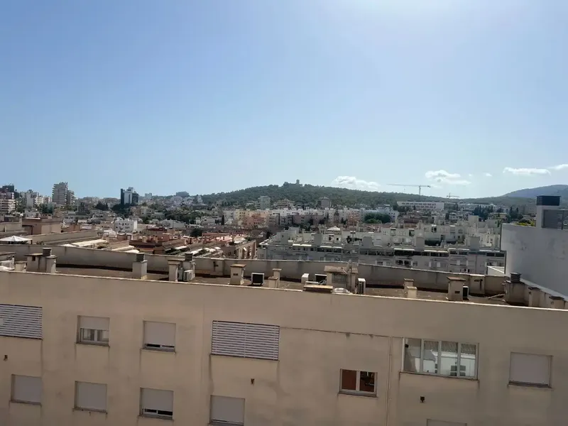 SOLO PARTICULARES! AMPLIO PISO DE MÁS DE 120 M² CON 4 DORMITORIOS, DOS BALCONES, VISTAS DESPEJADAS Y GARAJE — photo 3