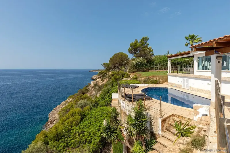 In an absolutely privileged location, directly on the cliffs of Cala Pi, this Mediterranean villa is situated on the first line — photo 1