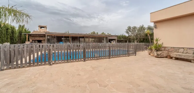 Independent chalet with sea views in Portocolom: 490 m² and pool — photo 3