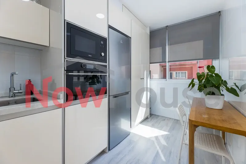 We present this exclusive and bright 85 m² apartment, with a 7 m² terrace, built in 2009 and located in a quiet and well-connected area — photo 5
