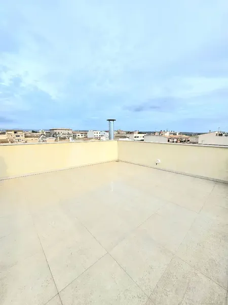 Penthouse for sale with 2 bedrooms, 2 bathrooms, furnished kitchen, laundry room, large living room, balcony and a 55 m² rooftop terrace. Includes parking space — photo 1