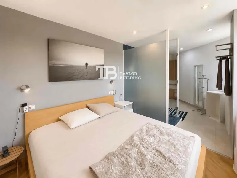Taylor Building Real Estate offers this spacious 170 m² penthouse, located on the tenth floor, in the S'Olivera area, one of the most — photo 10