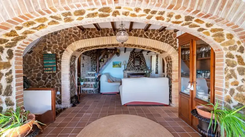 Charming rustic finca for sale on the outskirts of Puigpunyent, in an impressive natural setting. The stone facade and traditional design — photo 10