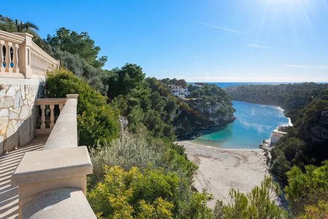 Front line villa with rental license and beach access for sale in Cala Pi, Mallorca — photo 8