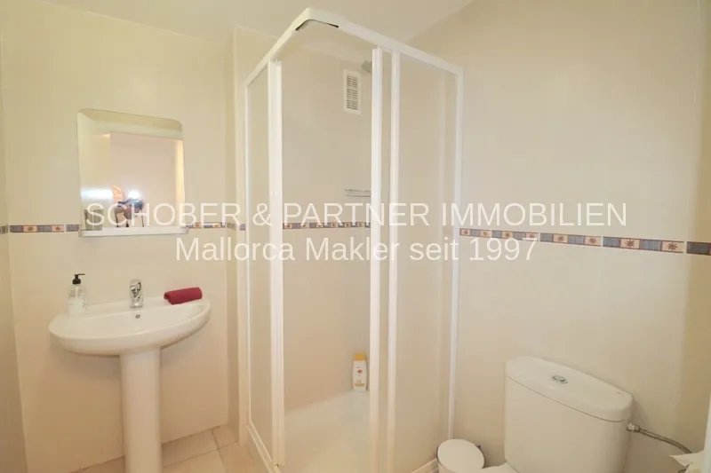 Modern apartment with 2 bedrooms and sea views — photo 10