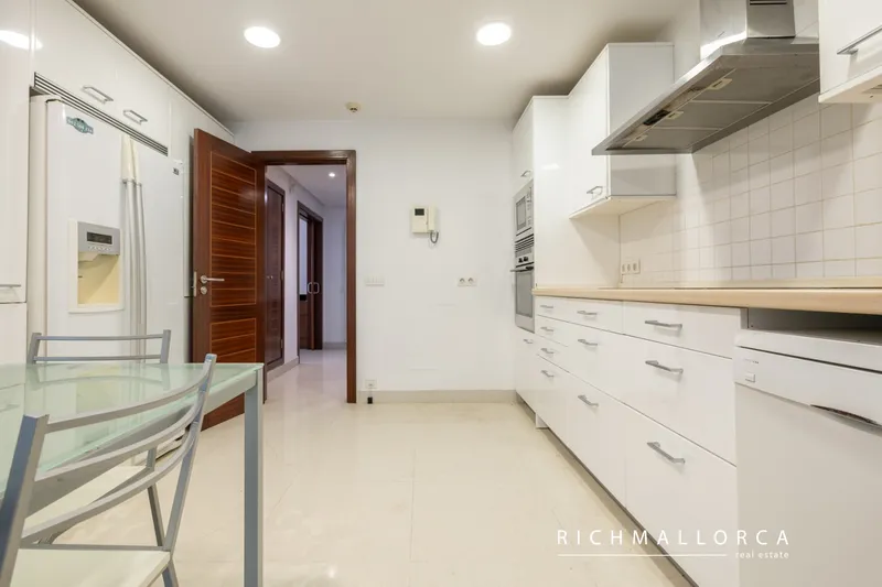 Spacious 4-bedroom apartment with terrace and sea views in Sol de Mallorca — photo 9