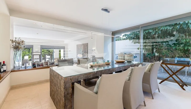 Light-flooded sea view villa in a prime location — photo 6