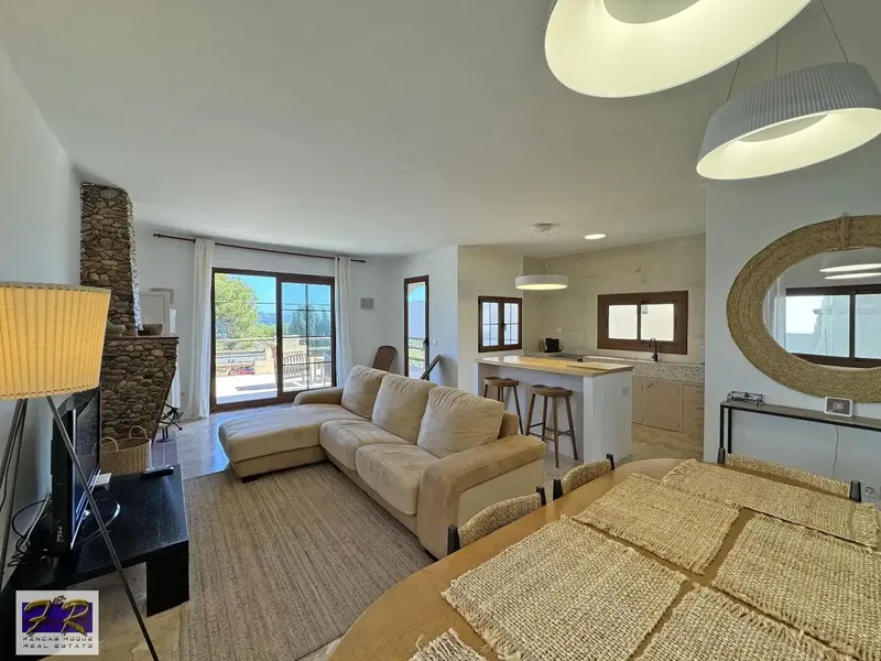 Fincas Roque Inmobiliaria is proud to present this impressive single-family villa located in a privileged location, on the first line — photo 1