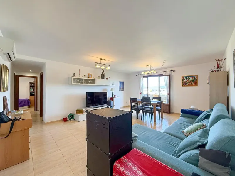 Discover this magnificent apartment on the second floor of a building without a lift, notable for its semi-new condition — photo 2