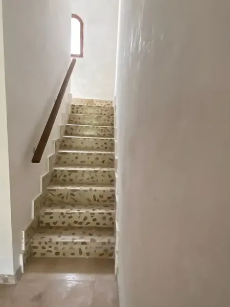 Disponible inmediatamente. Este precioso chalet de cuatro dormitorios, completamente renovado en 2026, combina el encanto de la arquitectura — photo 6