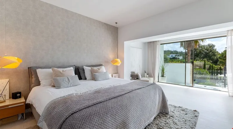 Refurbished five-bedroom villa with a rare flat garden for sale in Camp de Mar — photo 9