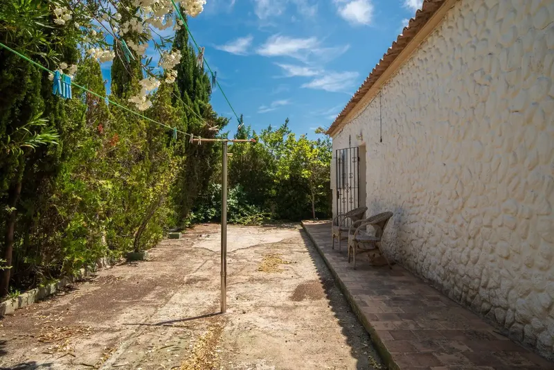 A home full of potential is this villa of approx. 150 m2 in Puerto Alcudia, near the beach and the lakes, with 4 bedrooms, 2 bathrooms, kitchen — photo 12