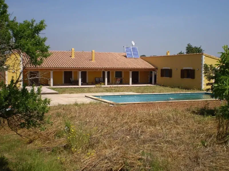 On a plot of 19,600 square meters in the Son Ferriol area, very well connected to Palma, airport, beaches, etc.... we find — photo 1
