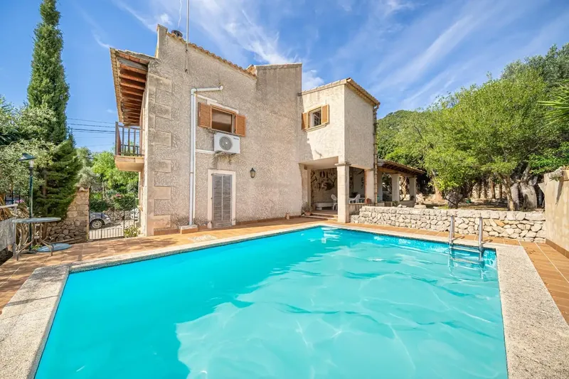 Located in the privileged enclave of Binibona, at the foot of the Sierra de Tramuntana, this unique property stands out for its character — photo 1