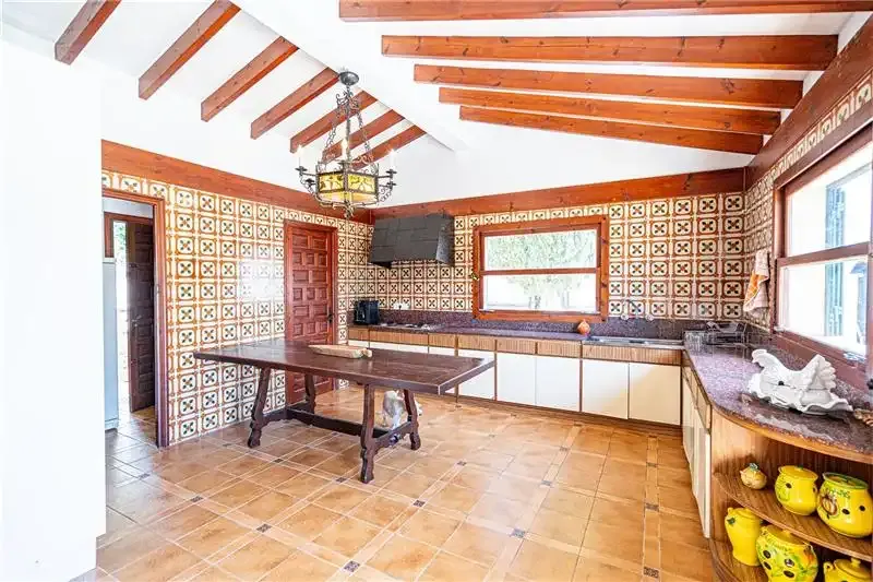 Finca on plot of approx. 7,500m2 with pool and mountain views. House of approx. 250m2, large living-dining room of approx. 42m2 with fireplace — photo 5