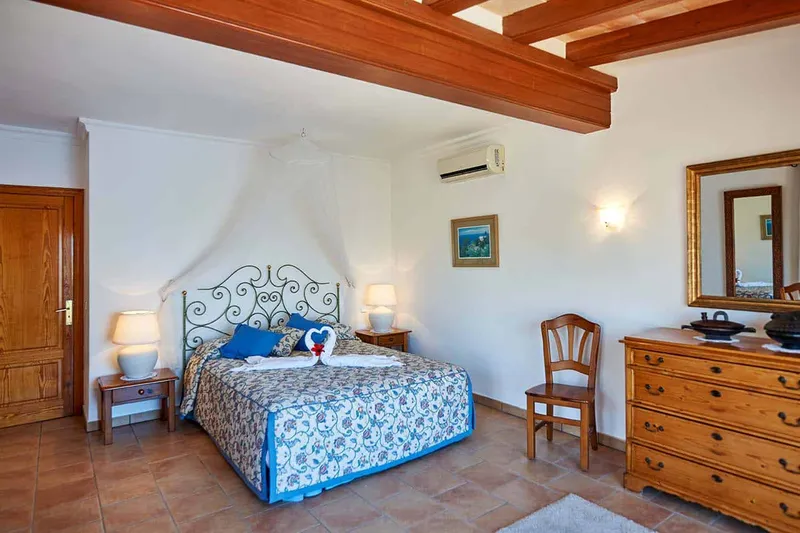 Cala Llamp: Villa with 2 apartments and holiday rental license — photo 8