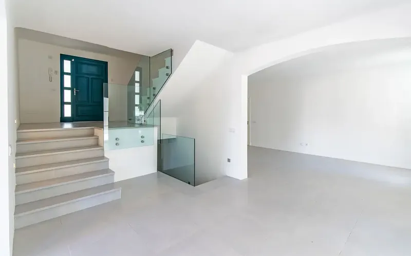 This impressive villa in Puerto Andratx is located in a quiet residential area, a few minutes' walk from restaurants, boutiques — photo 5