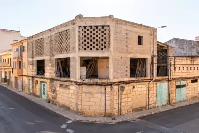 Building in Manacor with 1,319 sqm and 26 housing units — photo 1