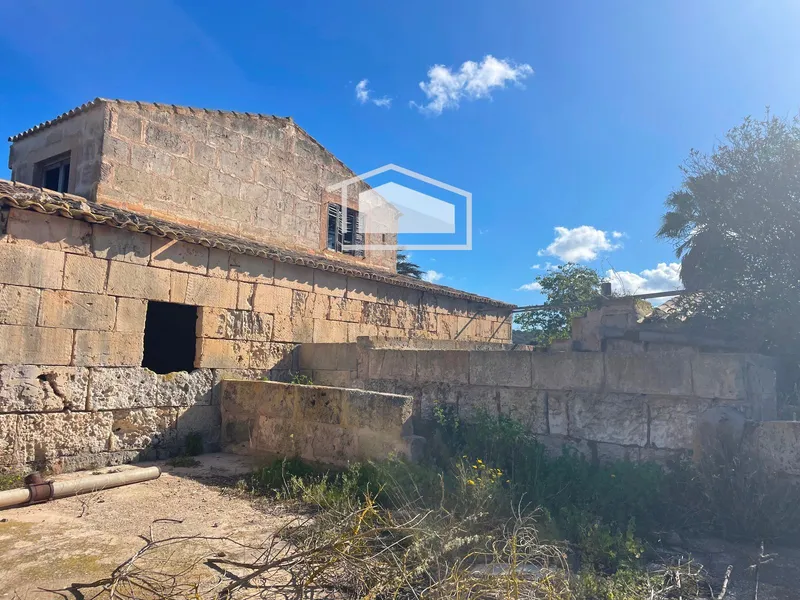 Rustic finca of 661 m² built to renovate on a large plot between Ses Salines and Campos — photo 12