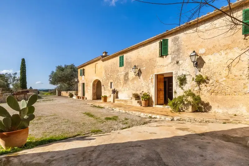 We are delighted to present this versatile rustic estate for sale in Ariany, situated on an expansive plot of approximately 70,000 m² — photo 1