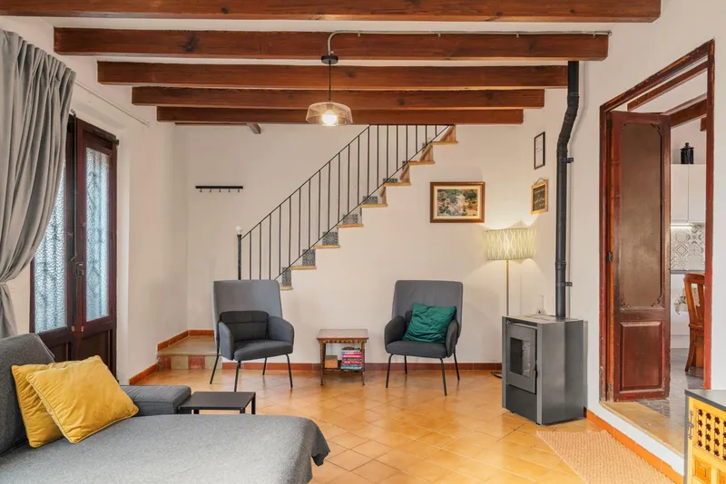 Charming house with sunny patio and holiday rental licence — photo 2