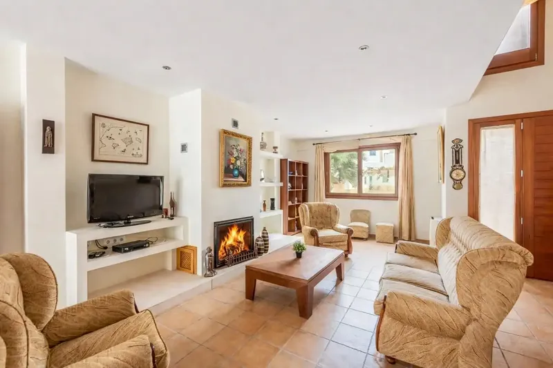 Located in Colònia de Sant Pere, this house opens onto a large living-dining room of generous dimensions, the true heart of the home. — photo 4