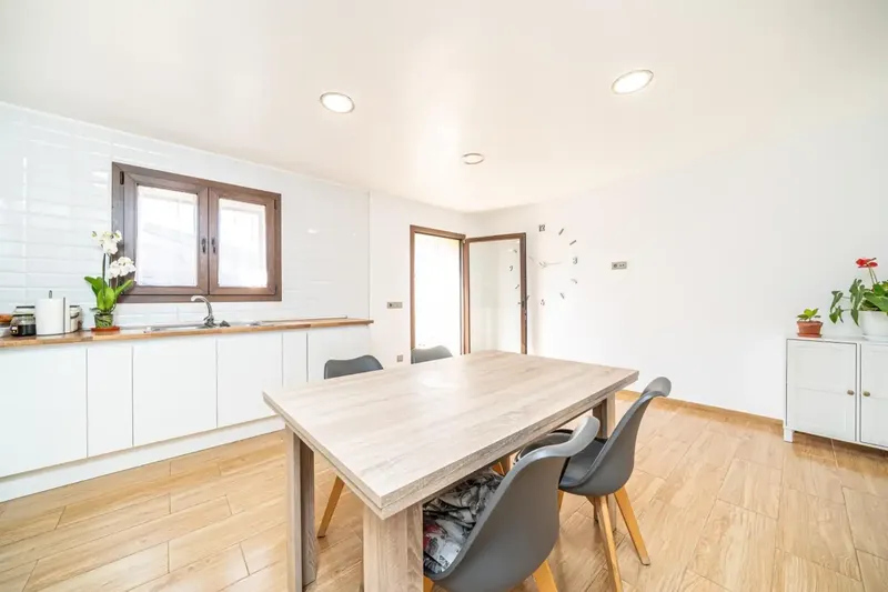 Village house of approximately 240 m² built, distributed over two floors, fully renovated and ready to move into. Located — photo 4