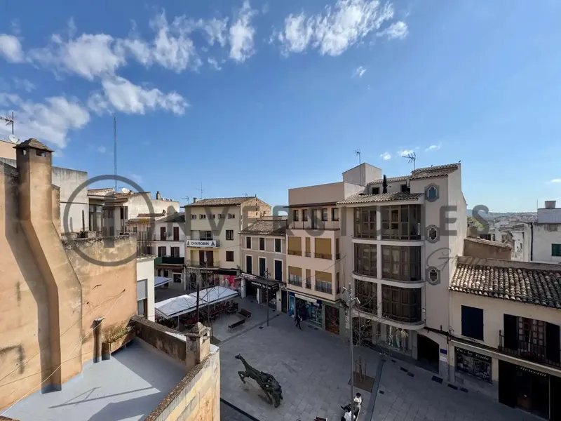 Inversiones Grup Real Estate Boutique presents this majestic 19th-century Mallorcan house, with 813 m2 built, it is much more than a — photo 1
