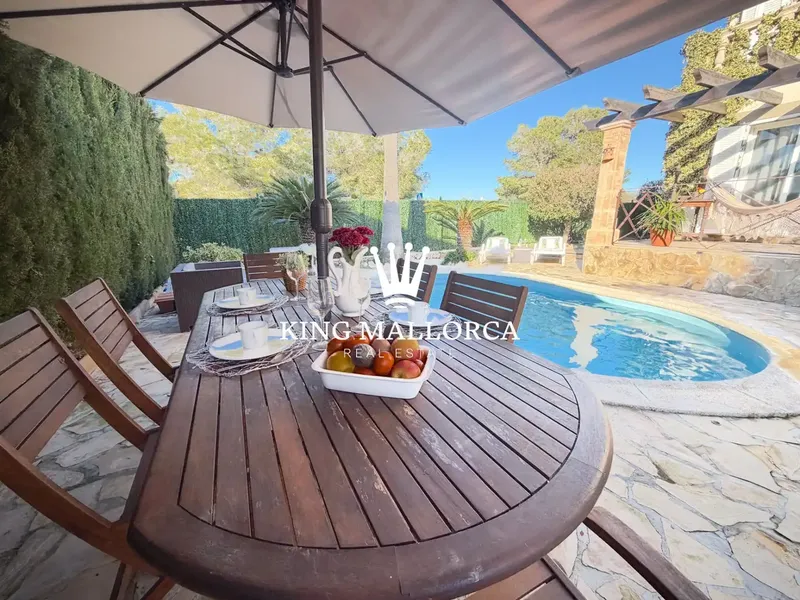 We offer a wonderful semi-detached villa with 3 bedrooms, 2 bathrooms, private pool, parking and large garden. — photo 8