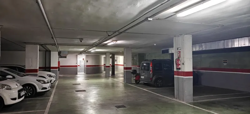 Parking space of 15m2 in a closed community garage in La Calatrava — photo 1