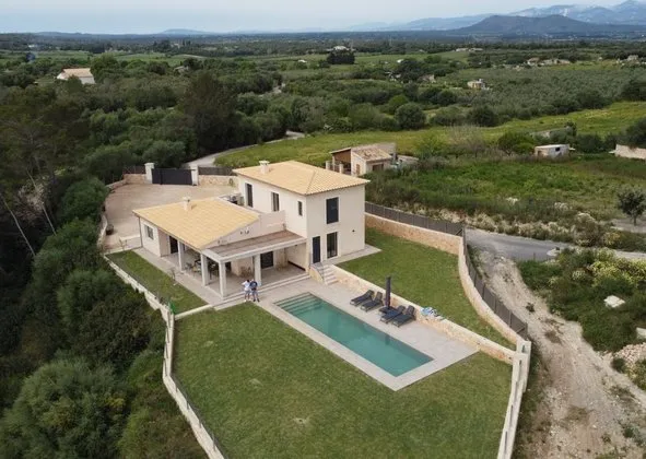 Detached house in Llubi — photo 1