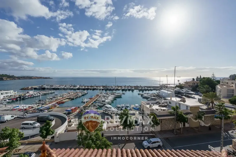 Spacious chalet to renovate on the first line of Calanova Port, in the residential area of San Agustin, Mallorcan style. — photo 1